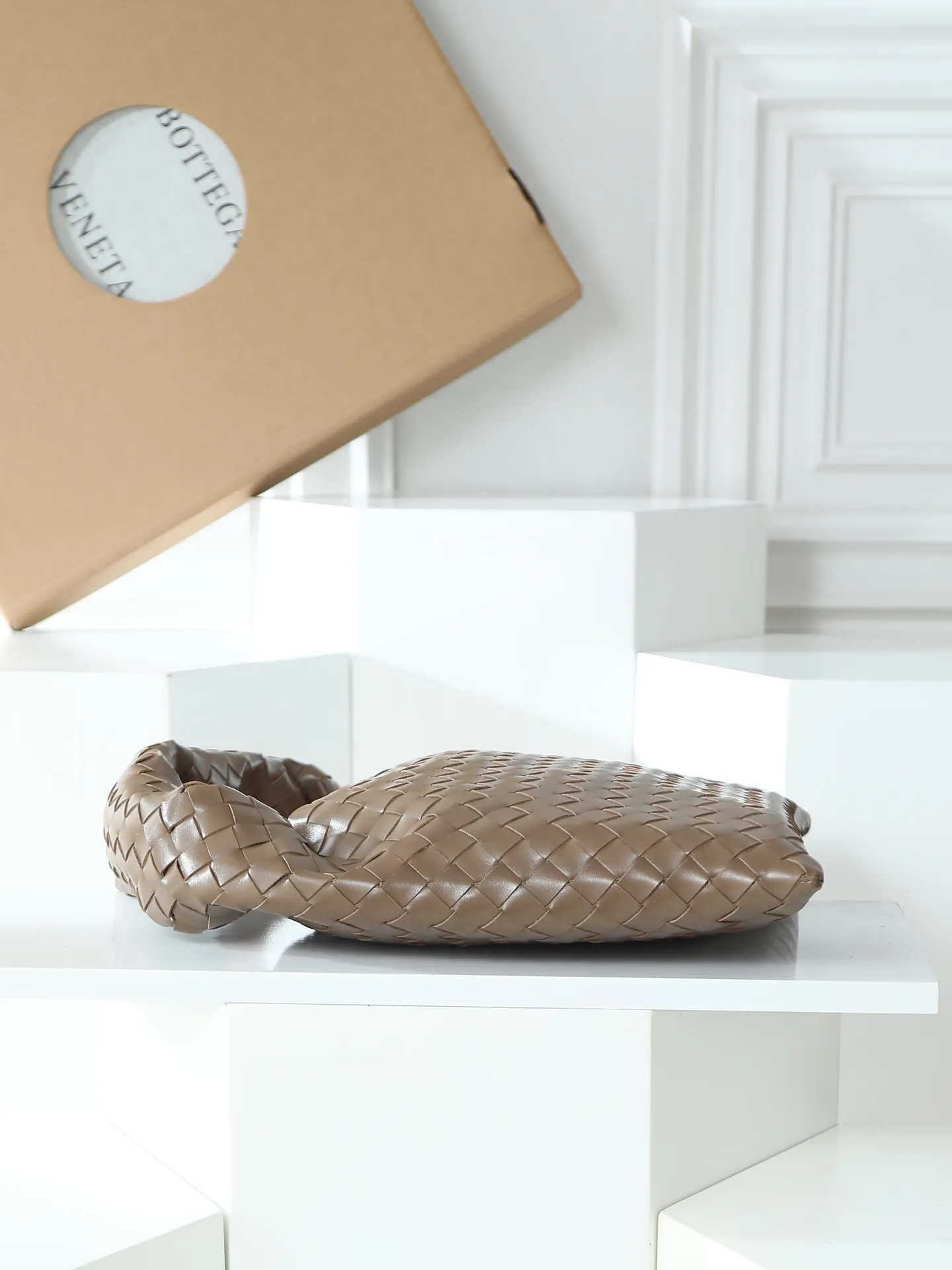 1180. #Bv’s new medium size HO 796262. The bag body and handles are made of a whole piece of woven leather. The bag body is soft and lazy. Ho symbolizes the praise of innovation and eternal craftsmanship [love]. The pyramid silhouette combines practicality and fashion. It is modern and casual. The double-sided closure design of the bag mouth is more convenient and safe! Made of soft cowhide and full of texture, this is a must-have for fashionable ladies who like minimalism, comfort and casualness! Dimensions: 46x21x10